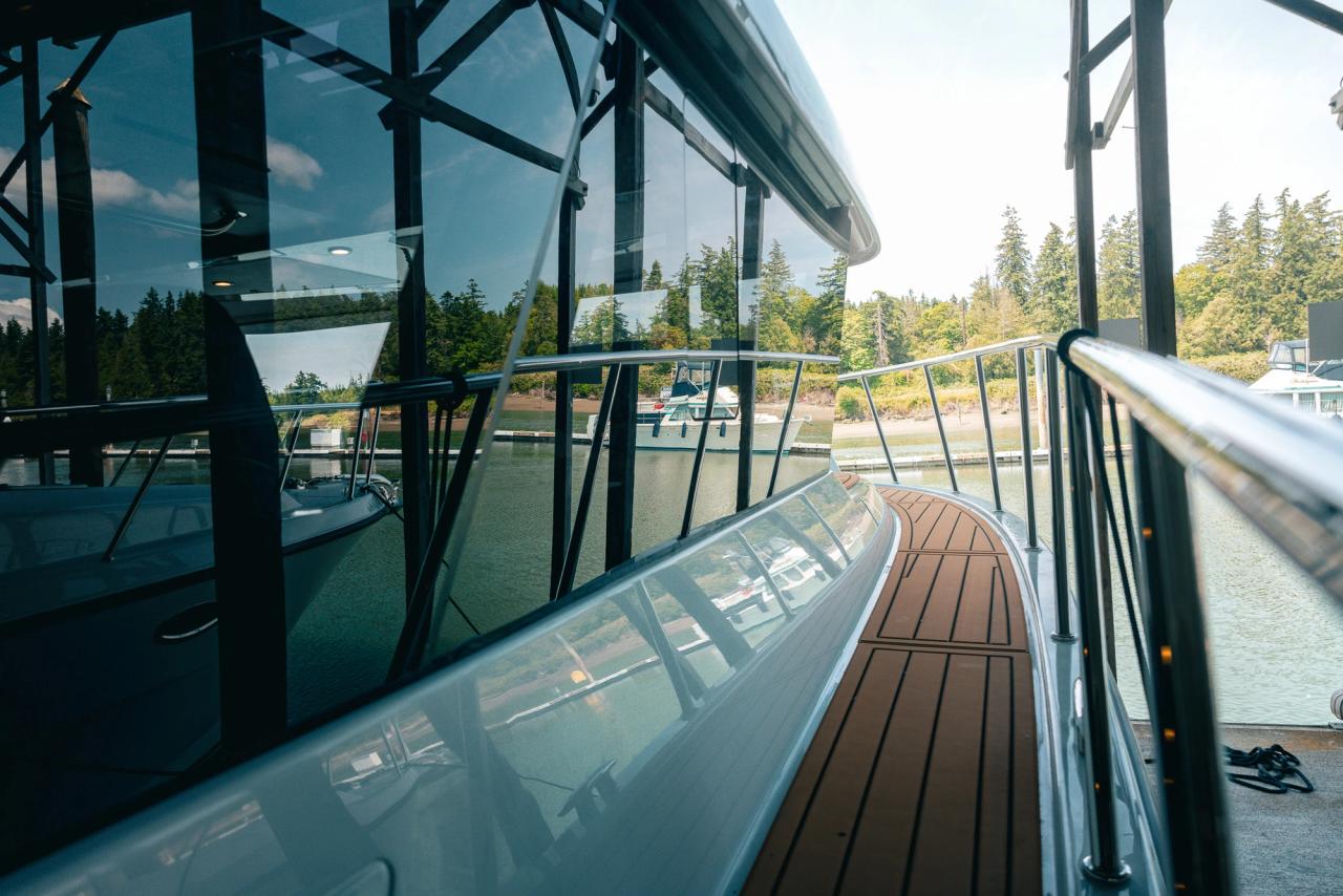 Close up of the frameless window design on Lindell 48