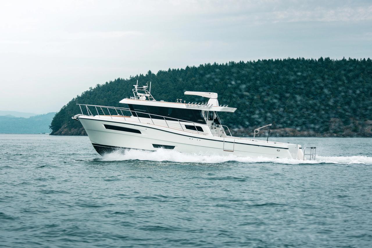 Lindell 4801 leaving the marina