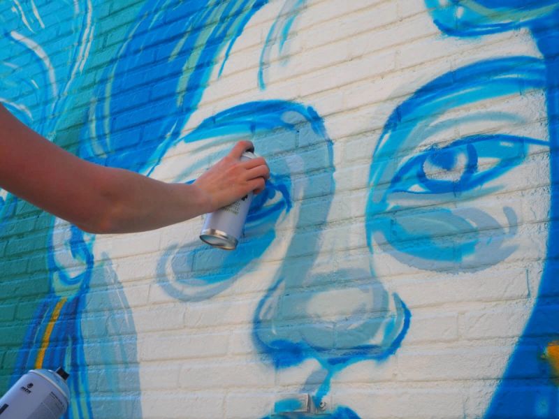Amélie Zimmermann at work on the cut 11 percent mural detail