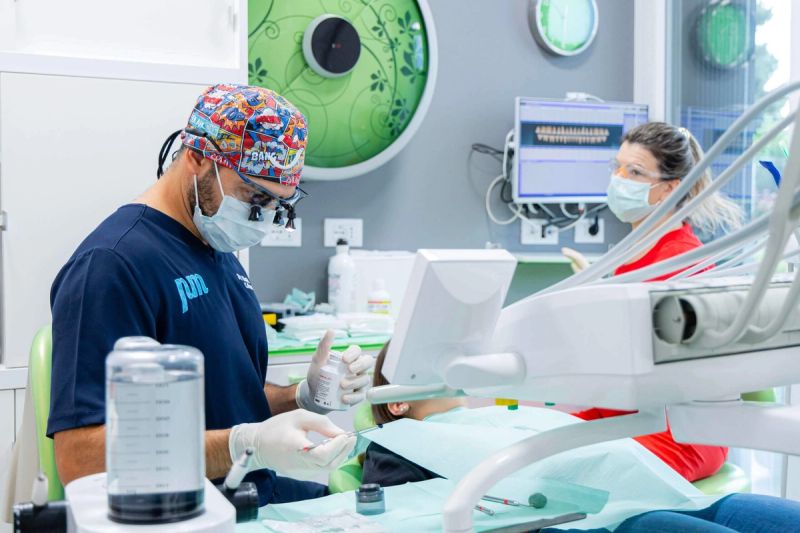 Seduta di igiene orale professionale presso lo studio dentistico del Dr. Paolo Martegani