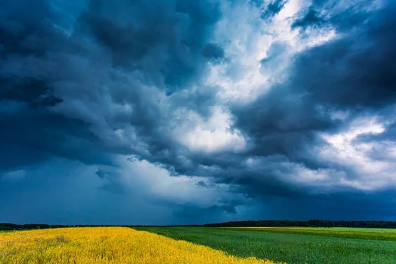 un temporale con le nuvole scure sopra due colline verde e pialla