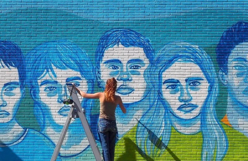 Amélie Zimmermann at work on the cut 11 percent mural