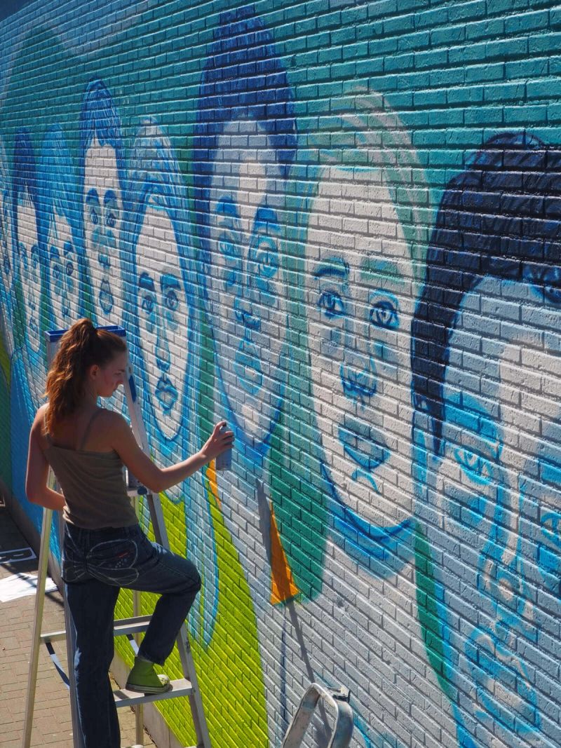 Amélie Zimmermann at work on the cut 11 percent mural