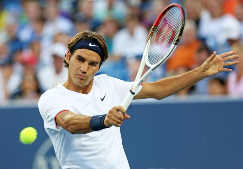Federer Returning Tennis
