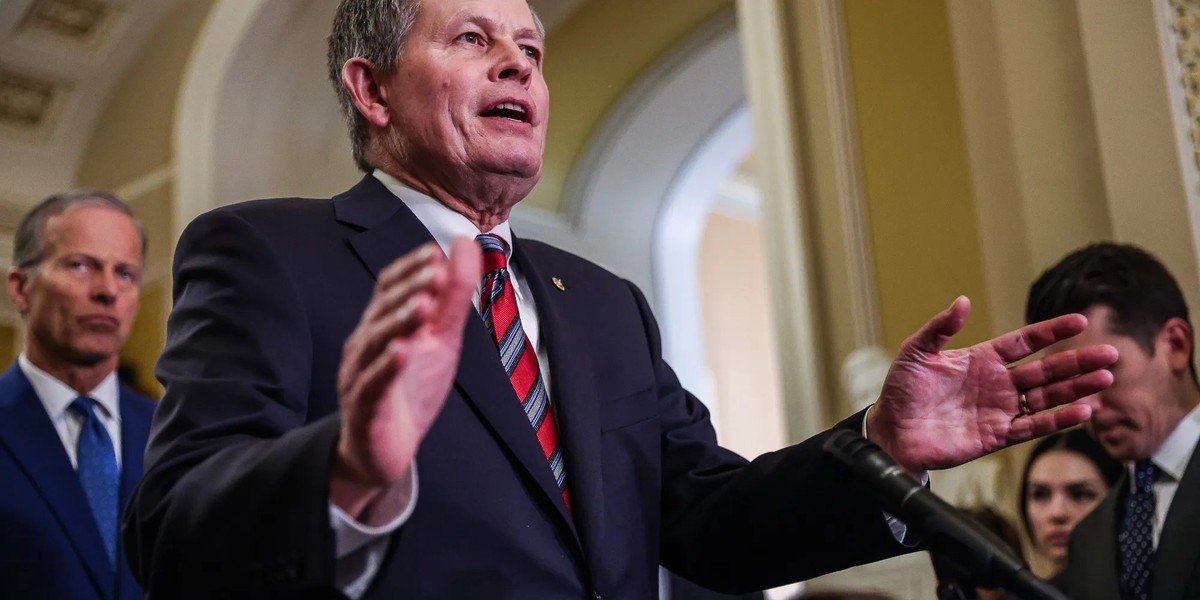 سناتور استیو دینز: مذاکره با جمهوریاسلامی راهحل نیست و باید حداکثر فشار وارد شود