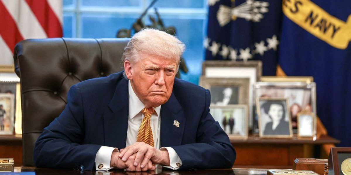 ترامپ گزینههای حمله به ایران و محاصره دریایی را بررسی میکند