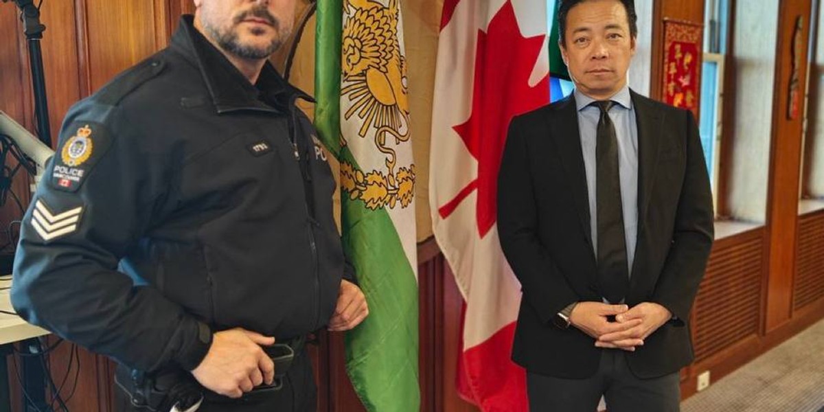 شهردار ونکوور کانادا پس از نصب پرچم شیر و خورشید: در کنار مردم ایران ایستادهایم