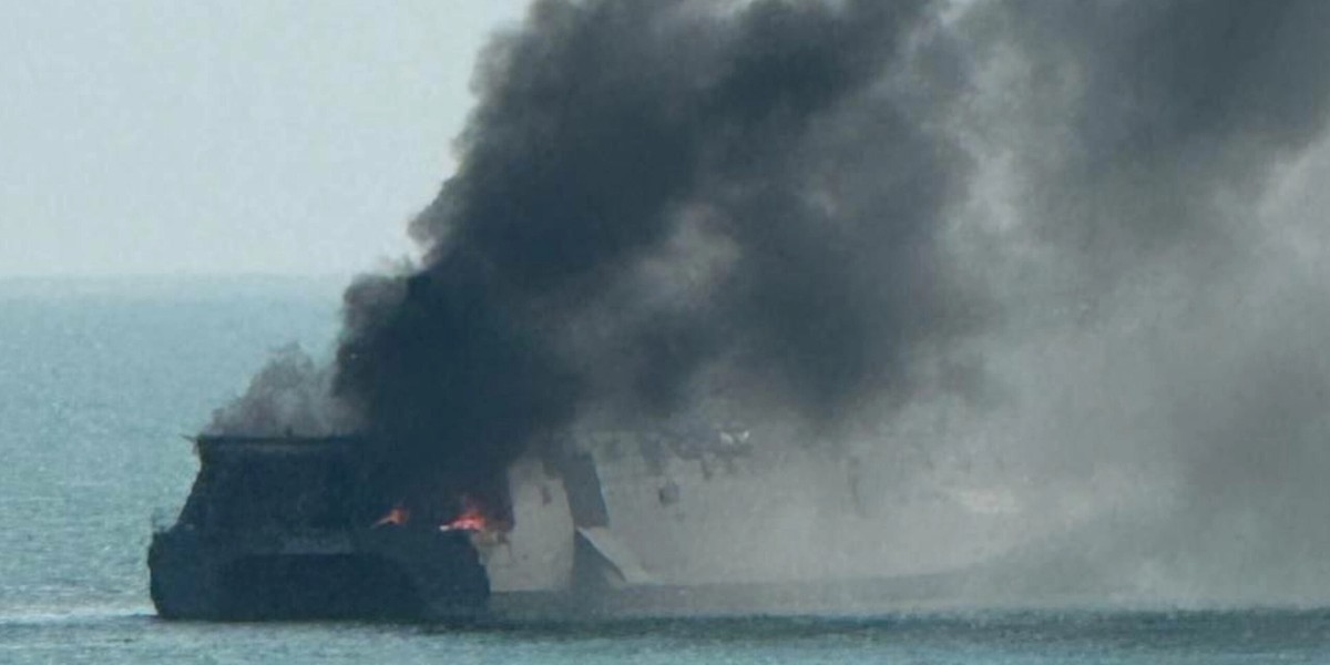 ناوچه «سلیمانی» پس از حملات آمریکا در نزدیکی بندرعباس دچار آتشسوزی شد