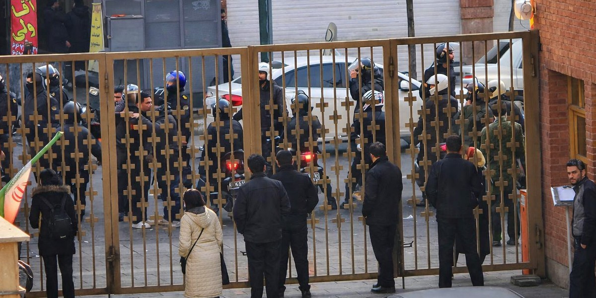 نیویورک پست: یورش نیروهای امنیتی به بیمارستانها و بازداشت معترضان زخمی