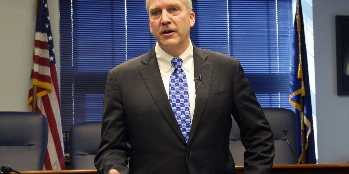 سناتور سالیوان: ما باید همچنان در کنار زنان و مردان جوان و شجاع ایران بایستیم