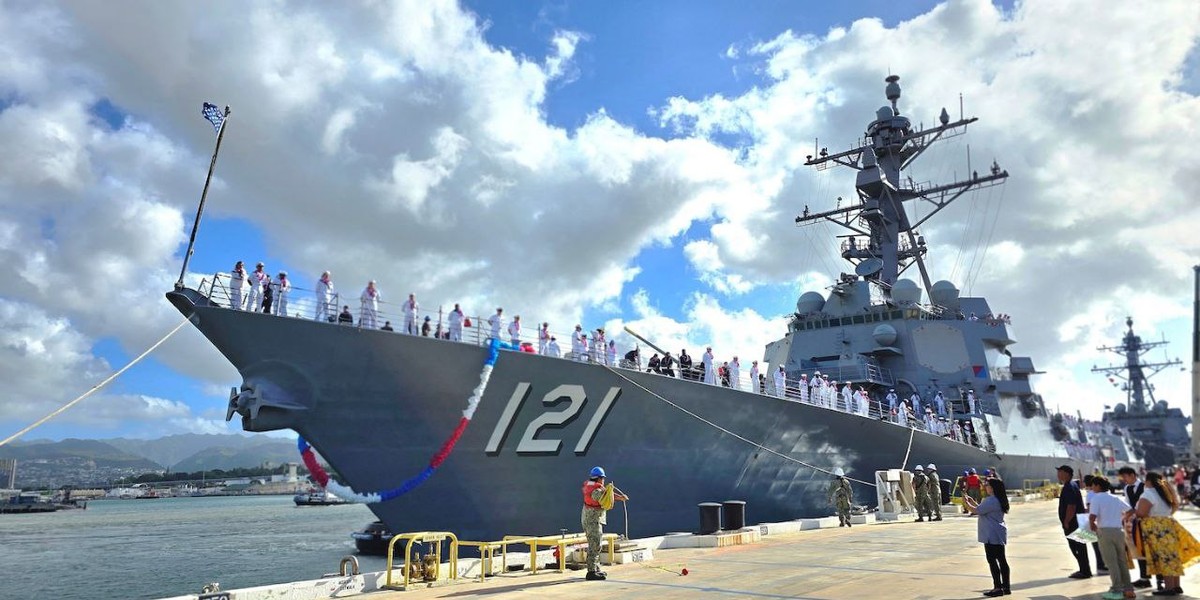 ناوشکن آمریکایی پیترسن جونیور در فاصله کمتر از ۱۵۰ کیلومتری سواحل ایران پهلو گرفت