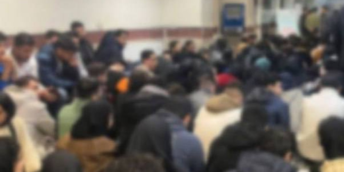 تحصن دانشجویان پرستاری دانشگاه شهید بهشتی مقابل سالن امتحانات