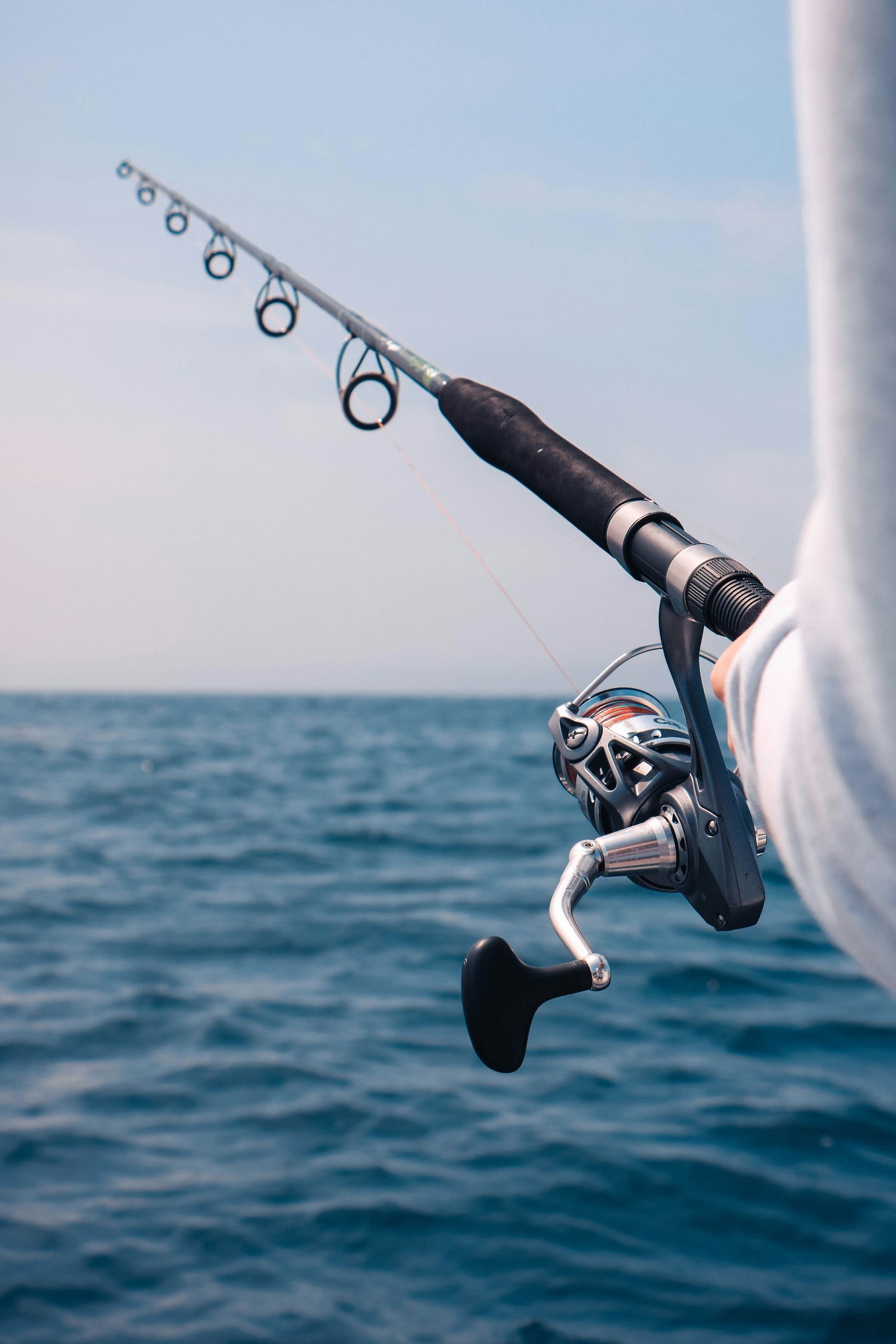 Licenza di pesca in Italia 2025: tipi, costi, regole e come ottenerla