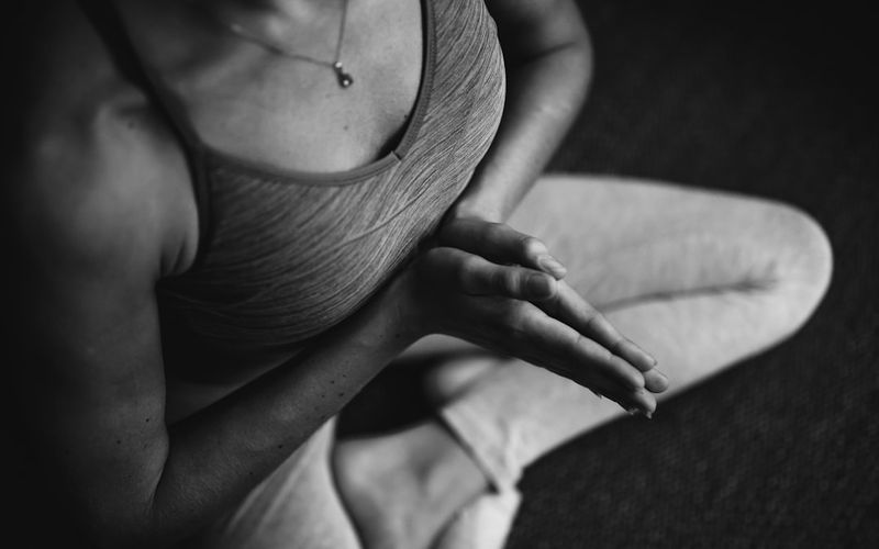 mujer en flor de loto