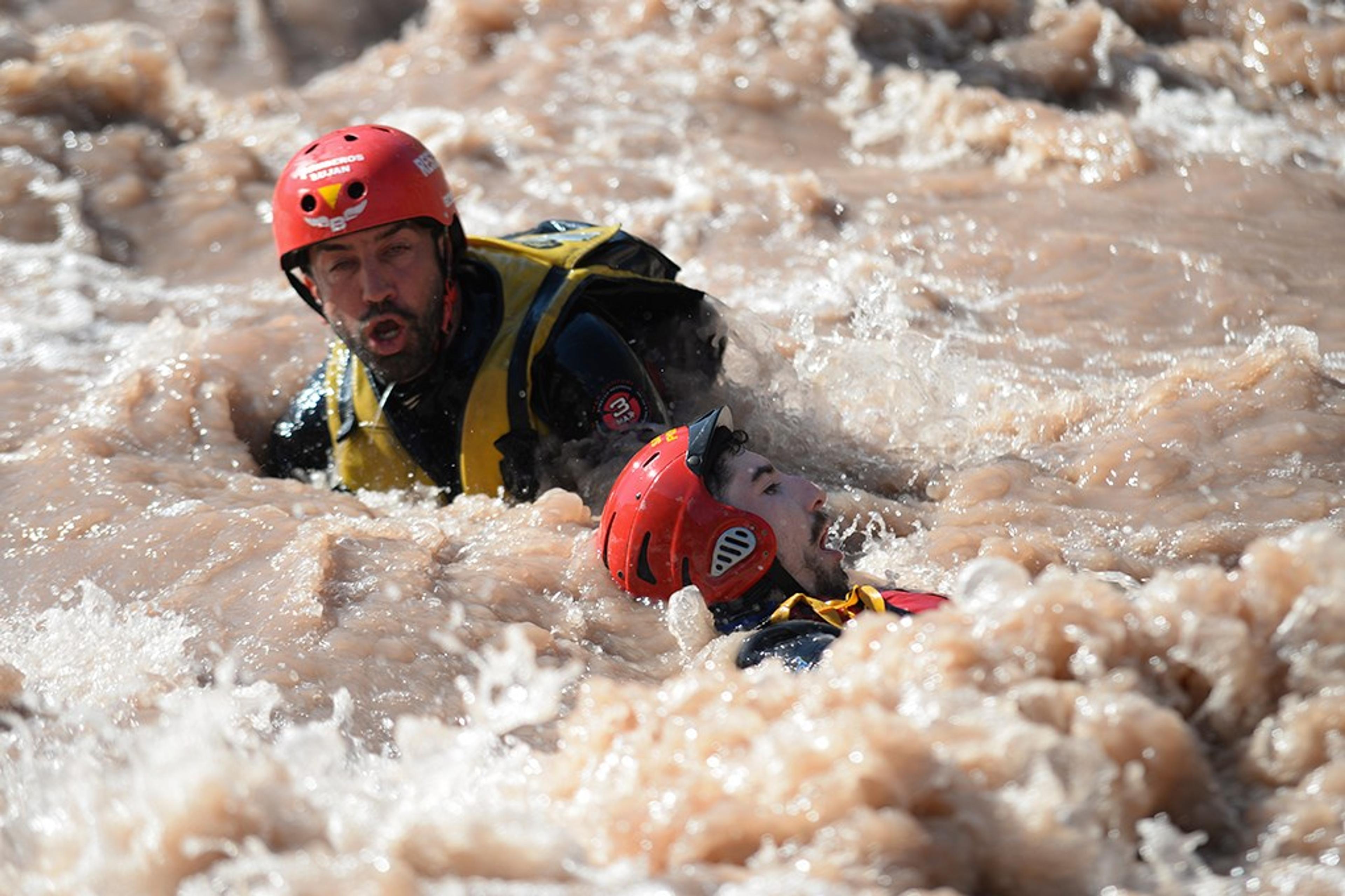 Práctica de rescate acuático en el Río Mendoza