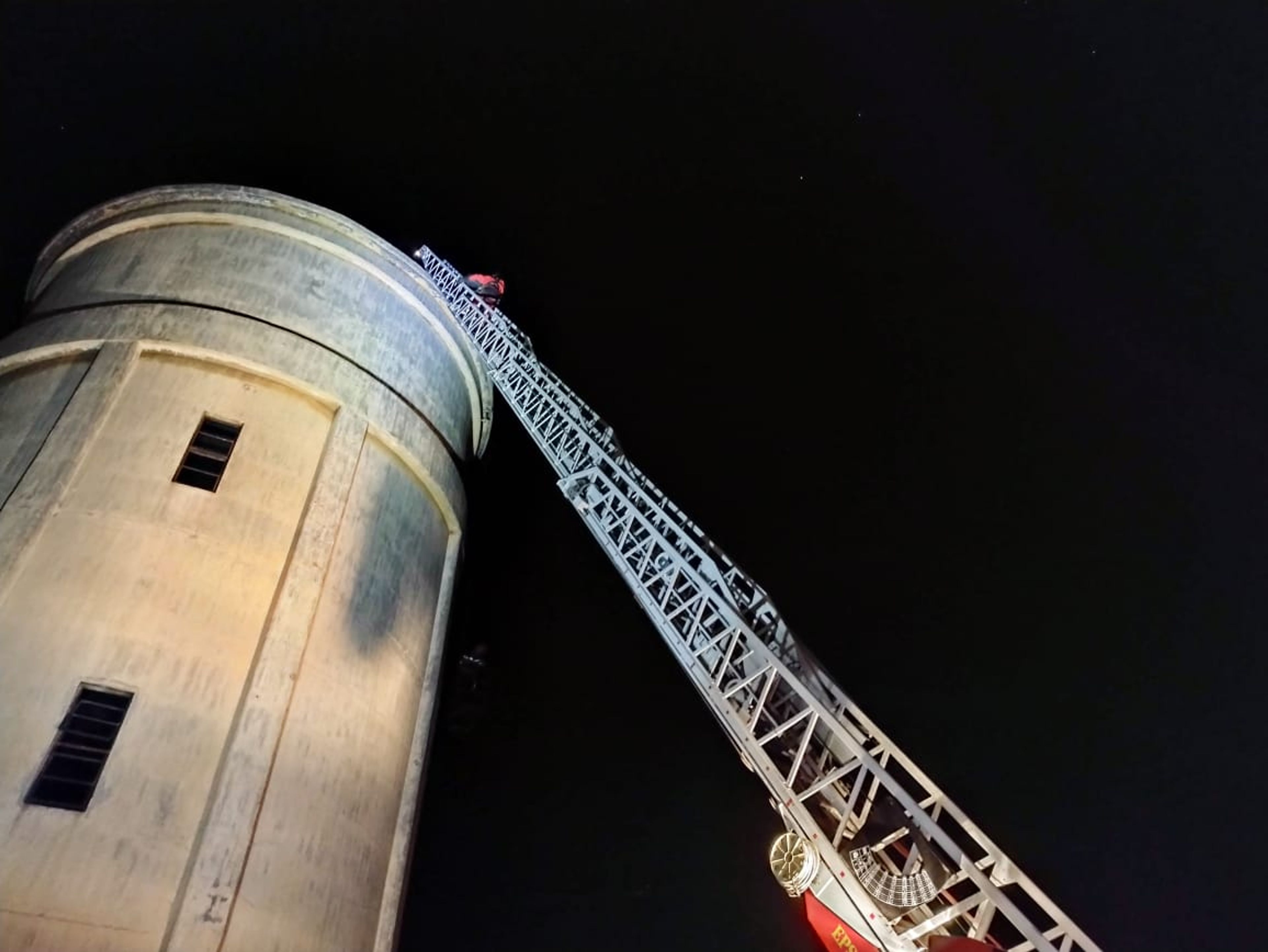 Bomberos de Luján rescató a un joven en Blanco Encalada