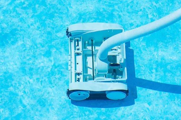 Un robot qui aspire le fond d'une piscine 