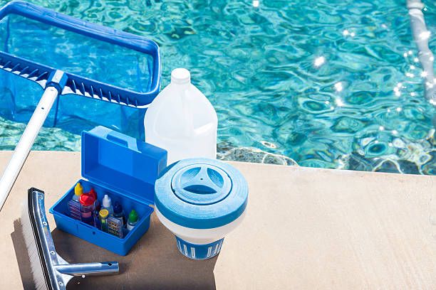 kit de test ph pour piscine avec une épuisette au bord de l'eau