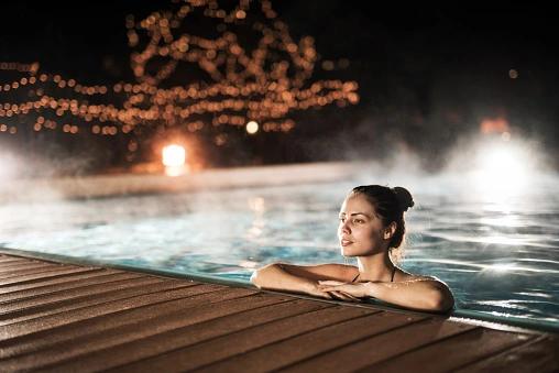 Une femme dans une piscine chauffée