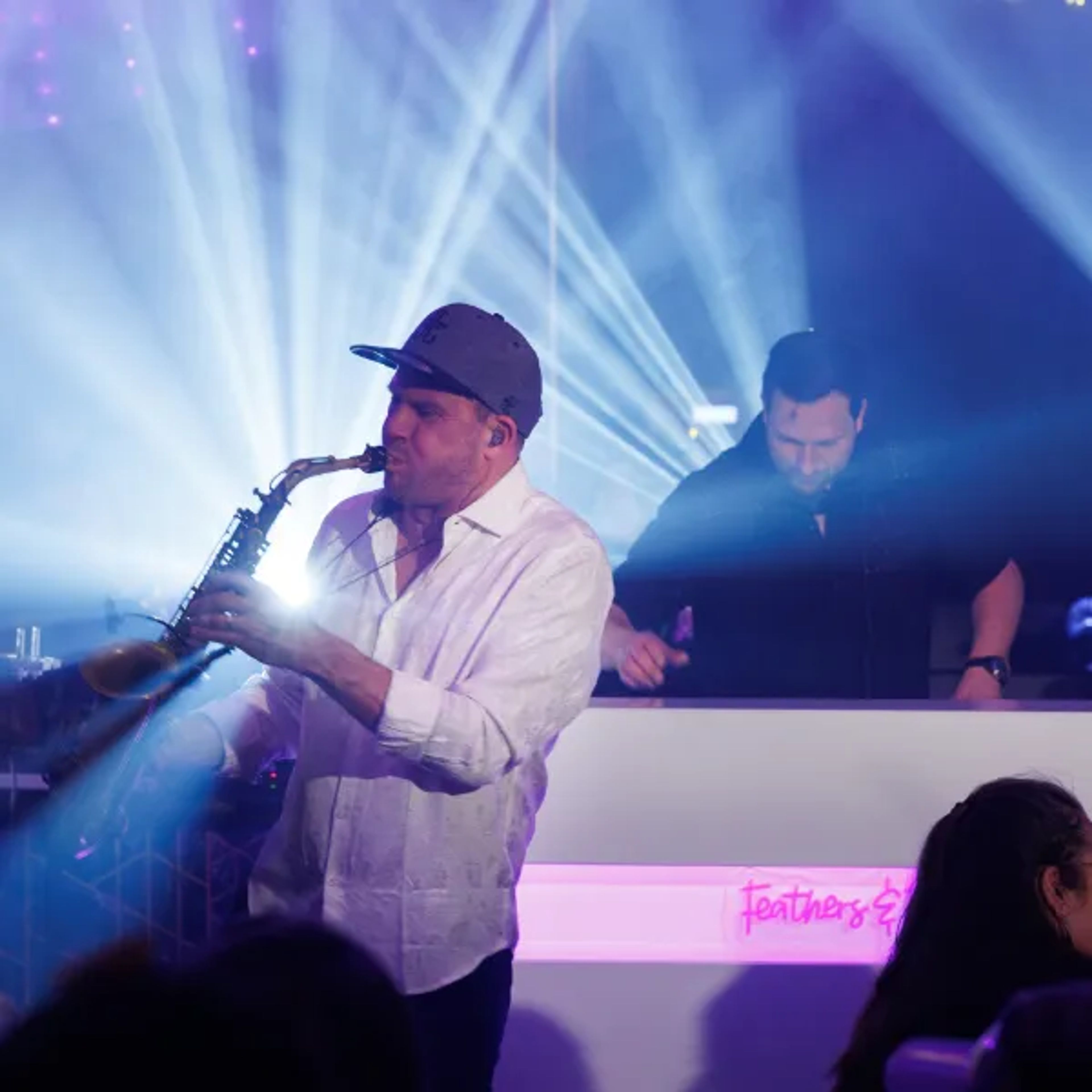 DJ & Sax Show
