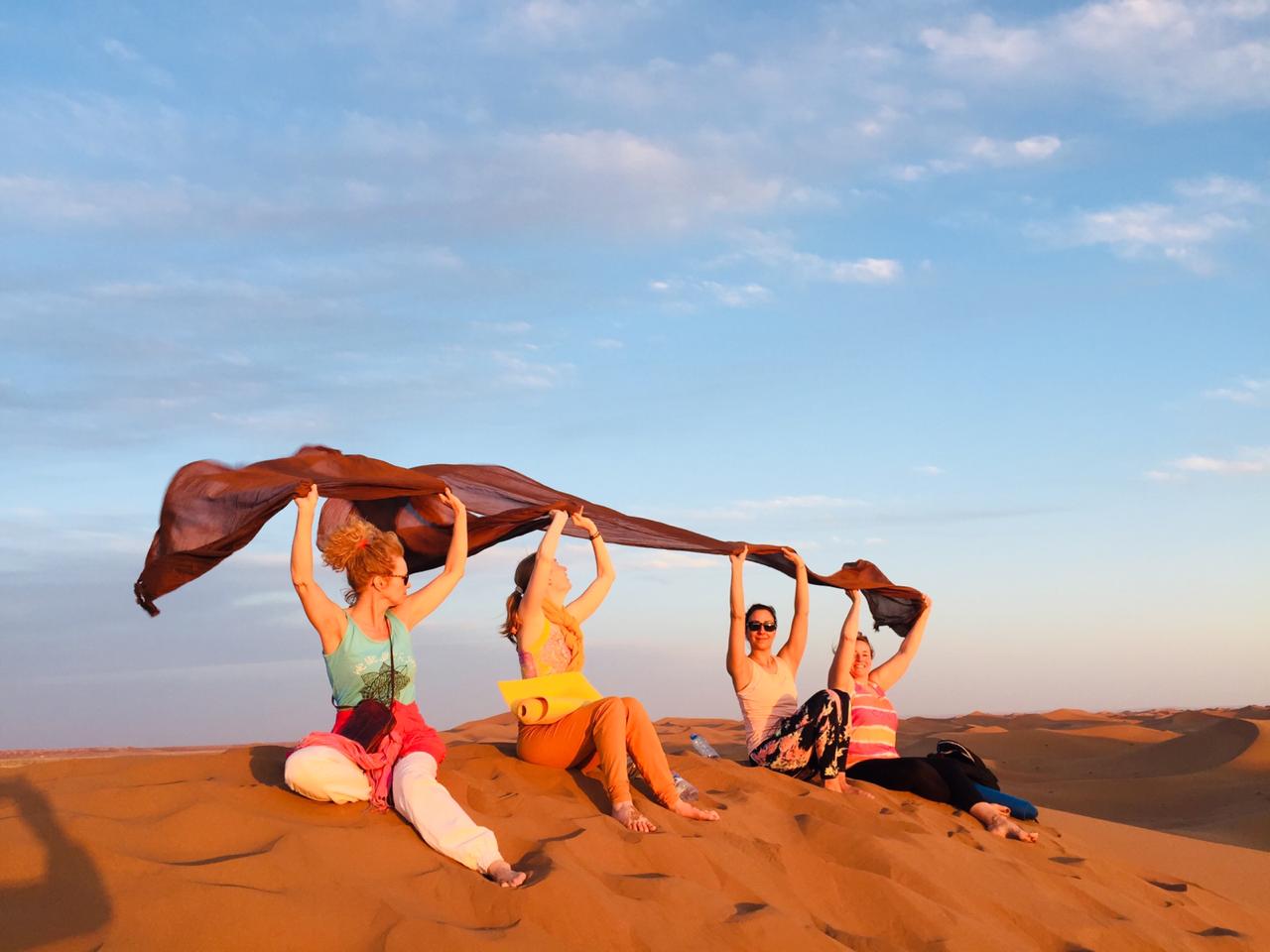 Yoga bei Sonnenaufgang auf den Dünen