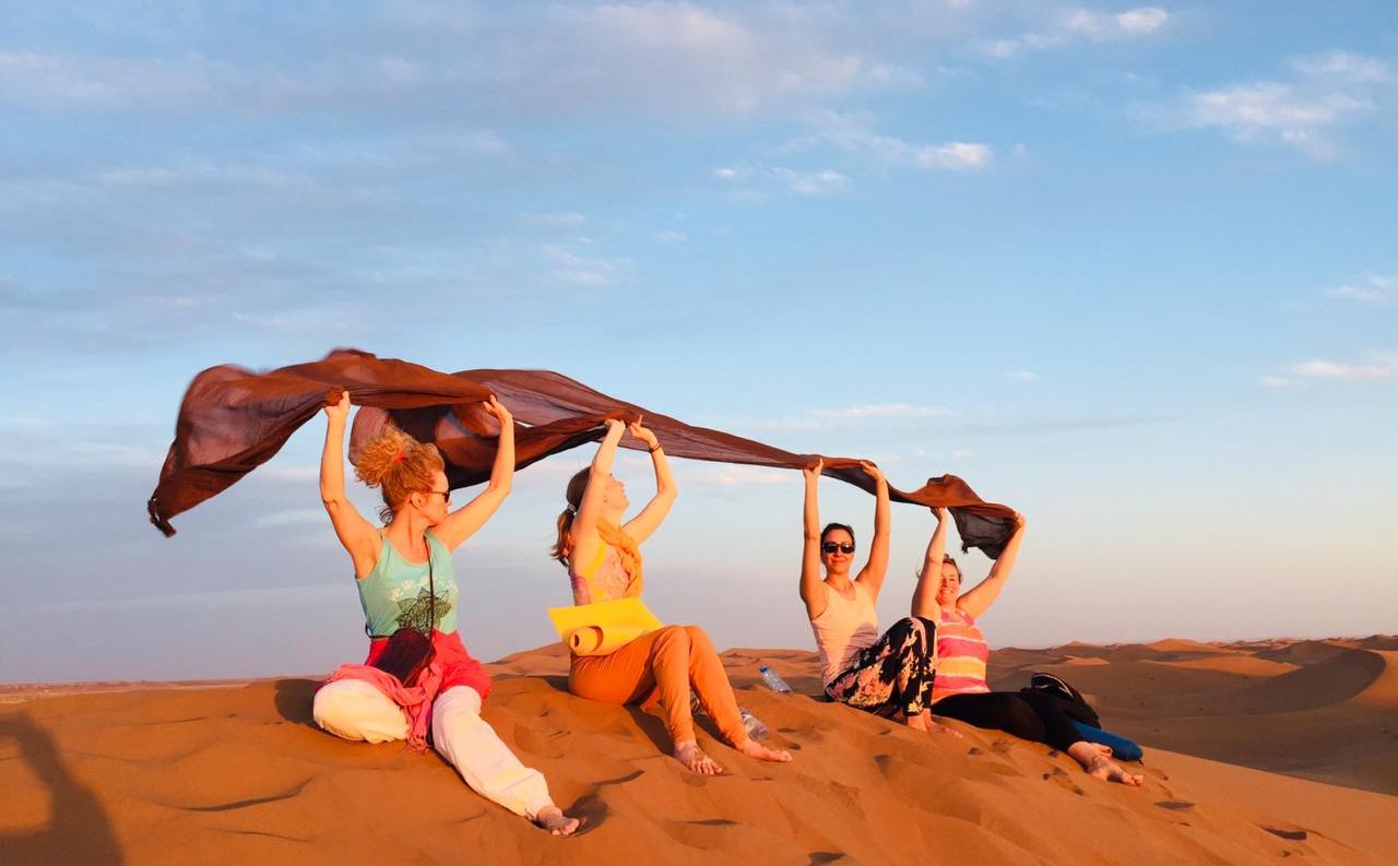 Yoga bei Sonnenaufgang auf den Dünen