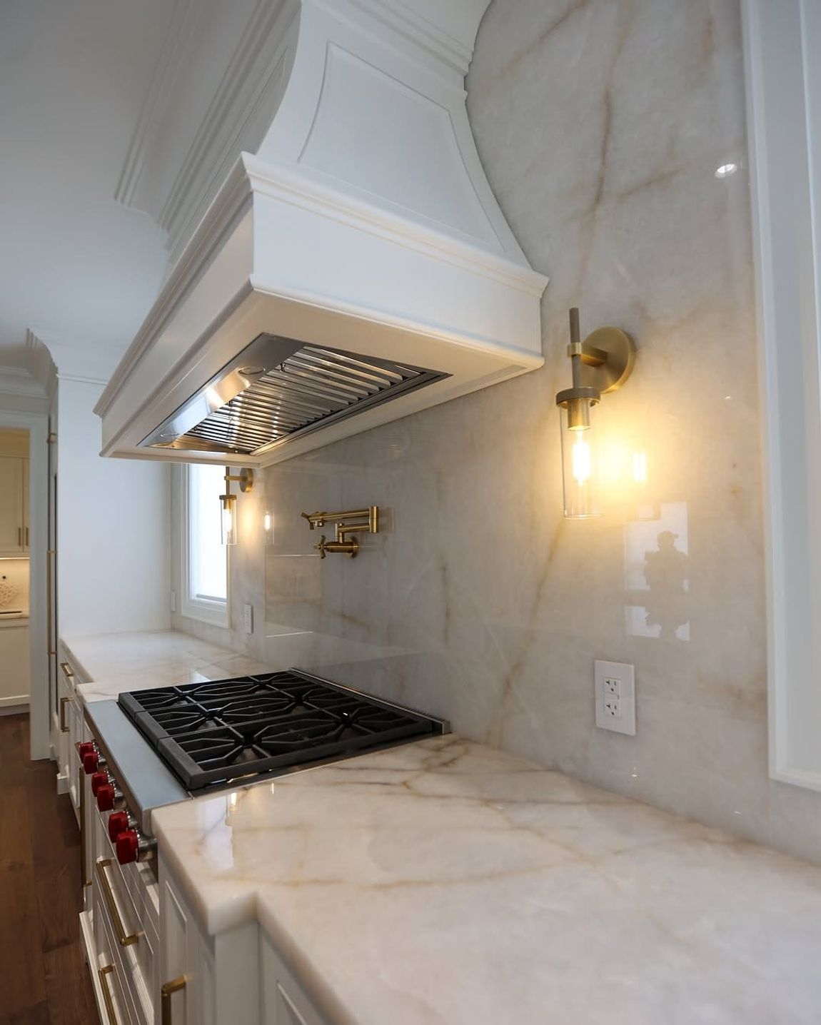 Cristallo Supreme Gold natural-stone slab installation