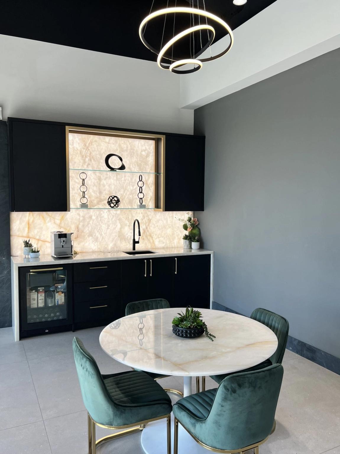Cristallo Supreme Gold natural-stone slab installation