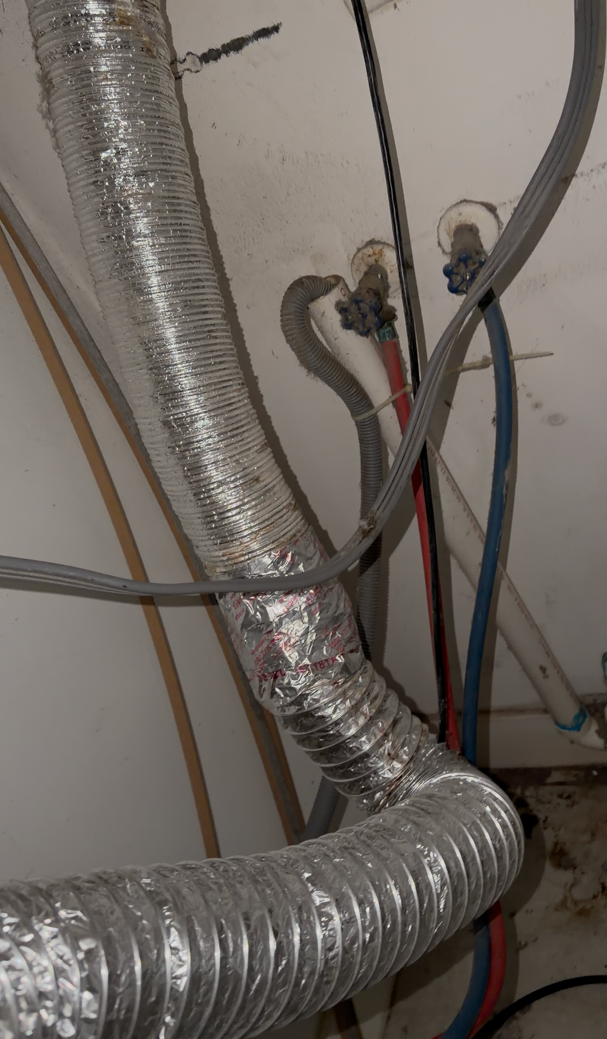 Negative Slope in Dryer Vents: The Installation Error That Causes Moisture Damage, Mold, and Blockages
