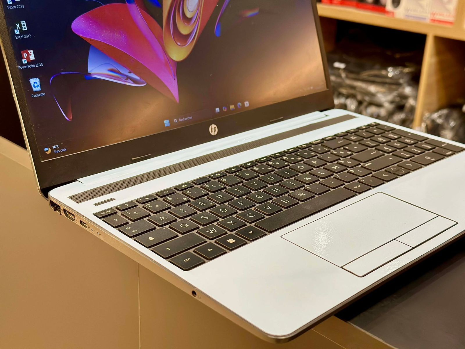 unicolor cyan pale on HP 15 DW3XXX