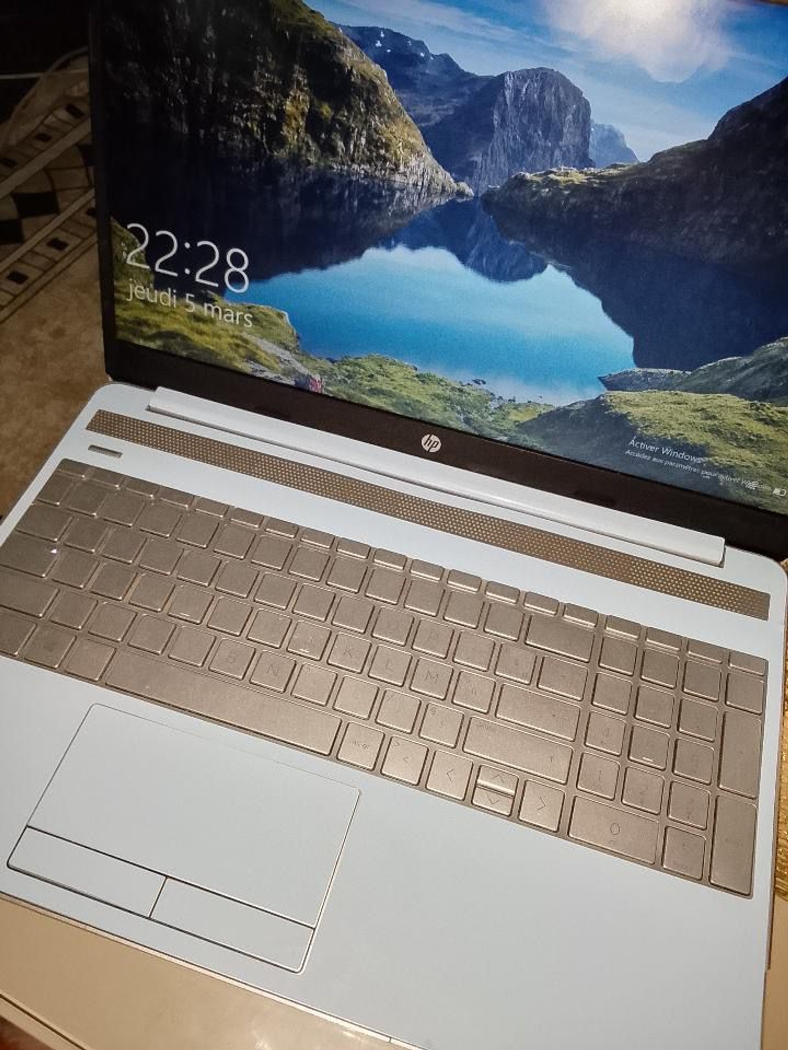 unicolor cyan pale on HP 15 DW3XXX