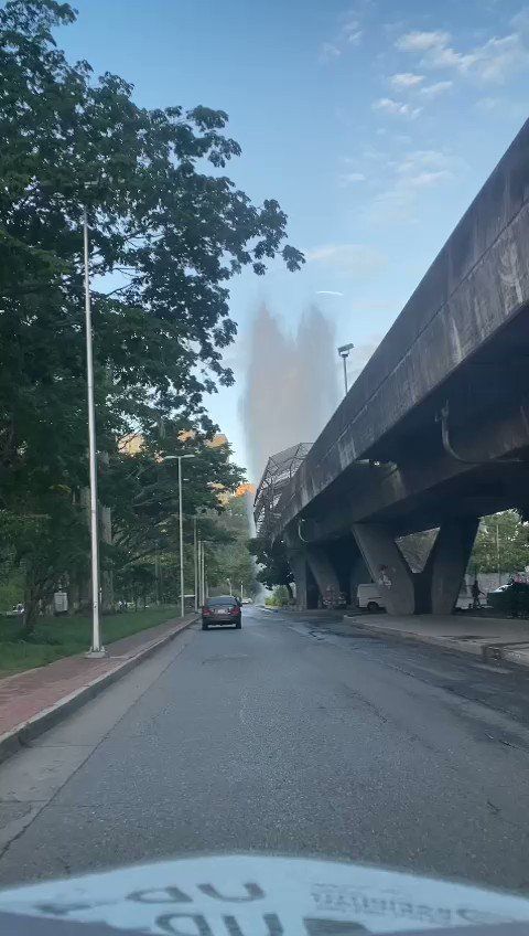 Ruptura de tubería de aguas alcanza 15 metros de altura e inunda Caricuao