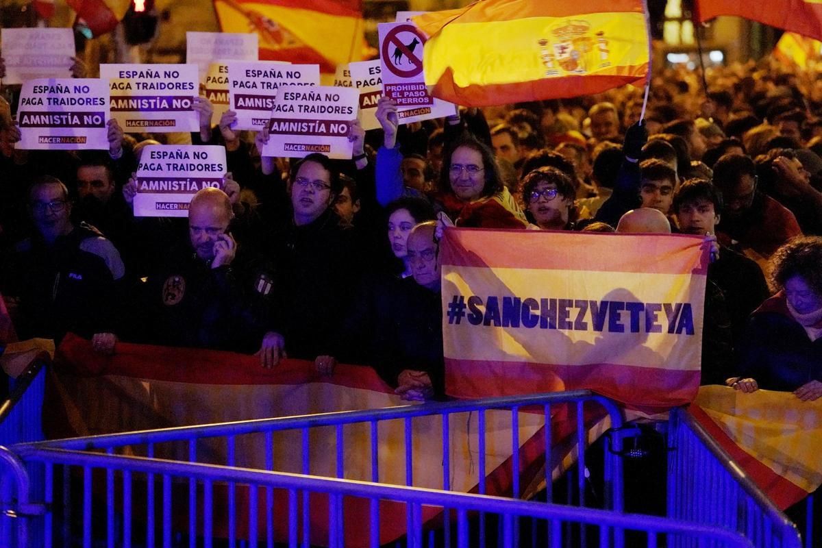 Octava noche de protestas contra el PSOE de Sánchez en Madrid