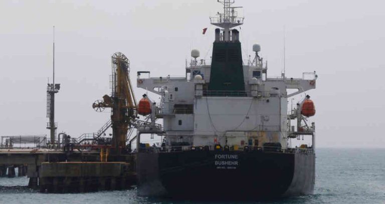 Buques petroleros de Rusia, Irán y Venezuela están varados en China, con 22 millones de barriles de crudo, por rebrote de COVID-19 
