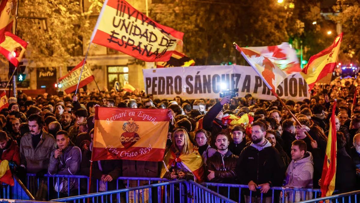 Al menos diez detenidos y siete heridos en una nueva noche de protestas y gran tensión en Madrid 