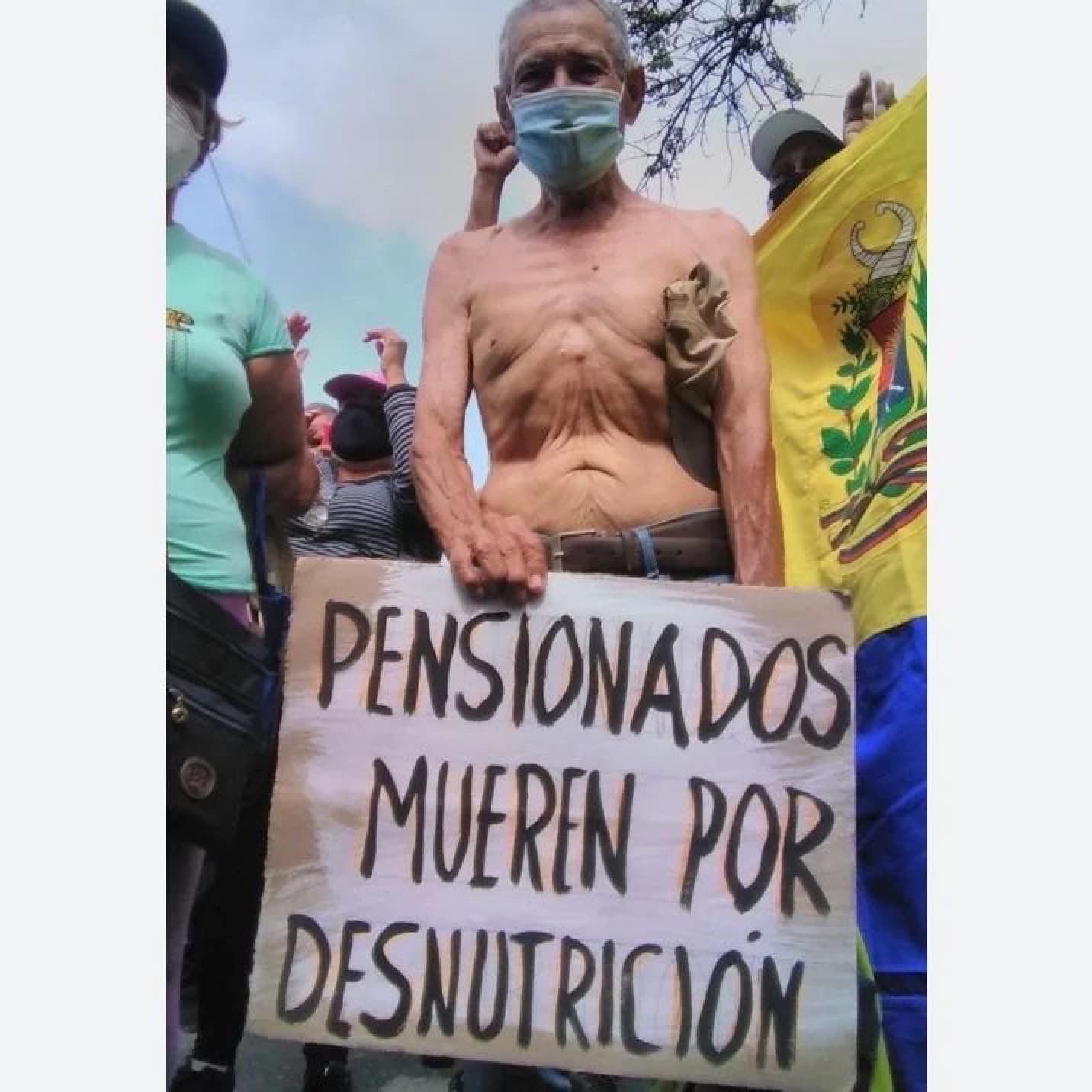Los pensionados se quitaron sus camisas para protestar demostrando el estado de desnutrición en el que se encuentran