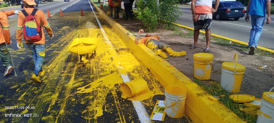 Conductor arrolló a personas que pintaban la calle en Maracaibo 