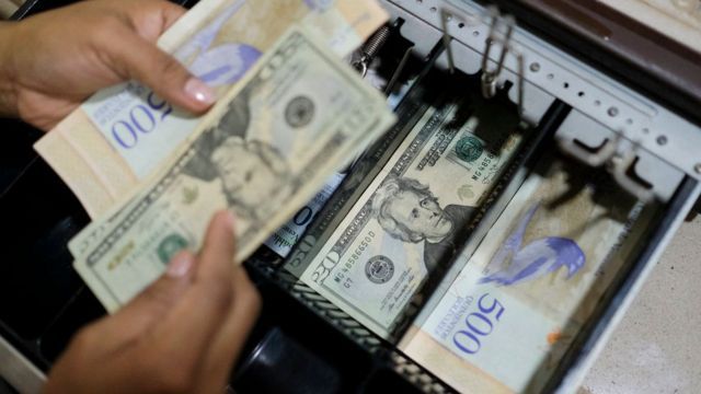 Chavismo salvaje: Entro en vigencia el 3% de impuesto a las transacciones en divisa