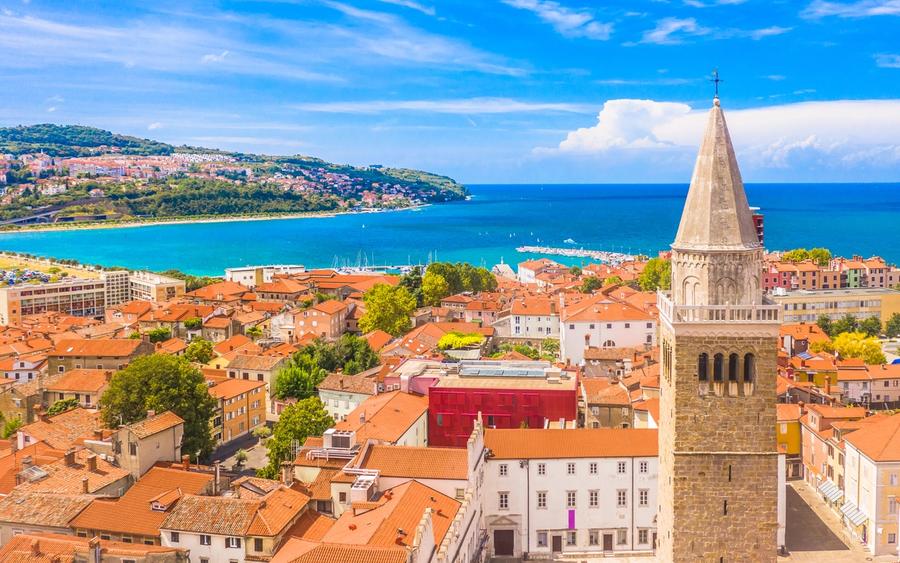Veduta aerea del centro storico di Capodistria sulla costa adriatica, Slovenia