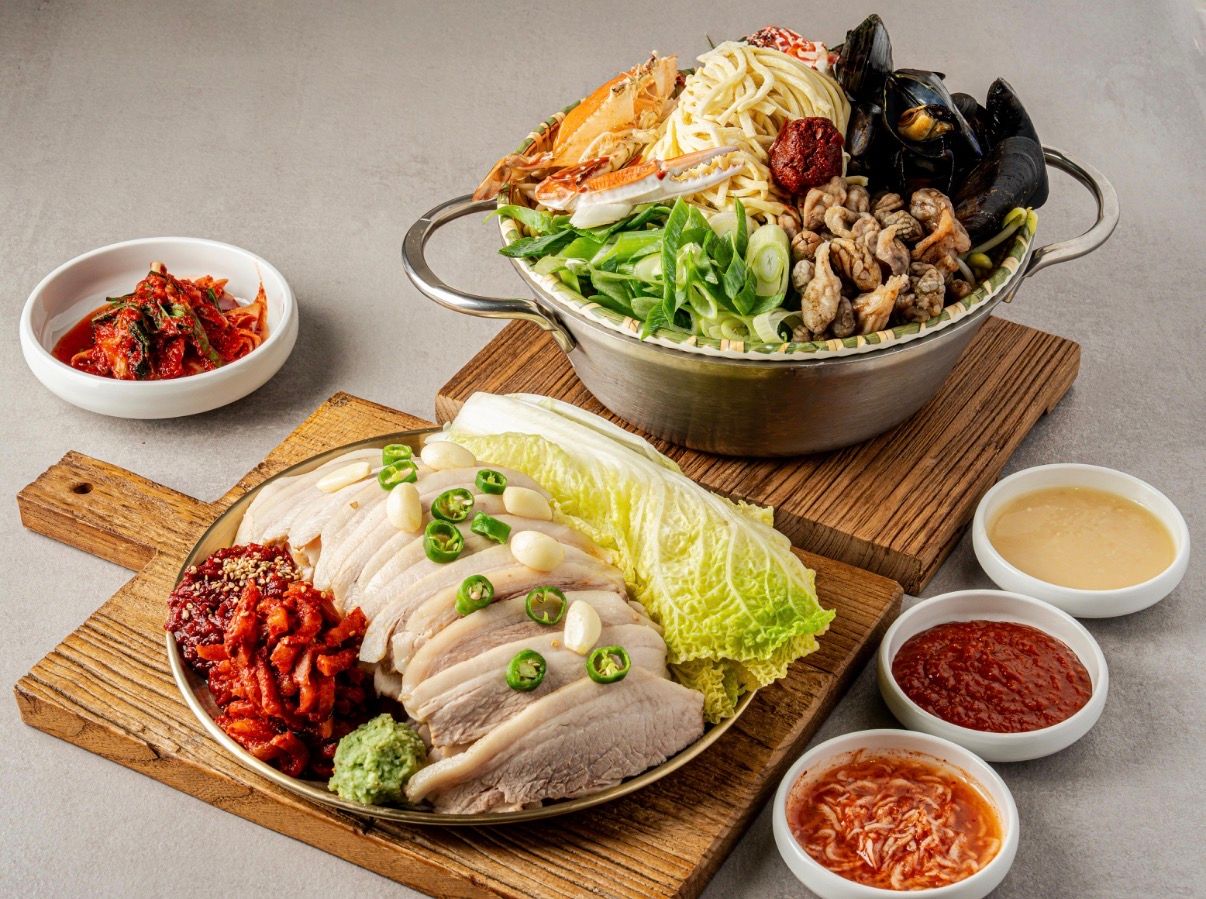 明洞から歩いて行けるポッサムの名店！「ソンジョンポッサム」の海鮮カルグクスセットに注目