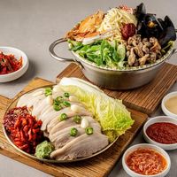 明洞から歩いて行けるポッサムの名店!「ソンジョンポッサム」の海鮮カルグクスセットに注目