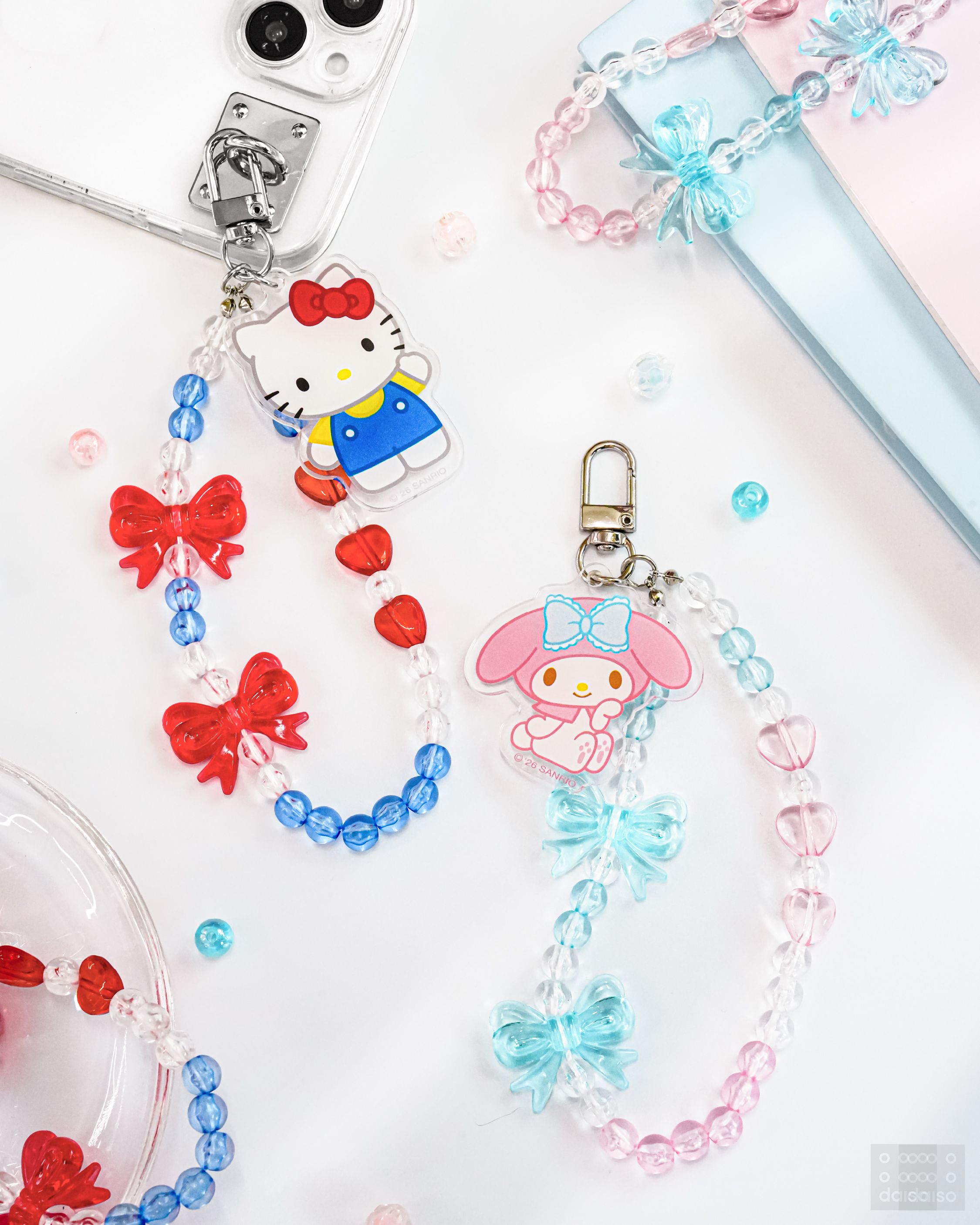 バッグやスマホのデコに最適！韓国ダイソーにサンリオの新作ビーズストラップ＆キラキラポーチが登場