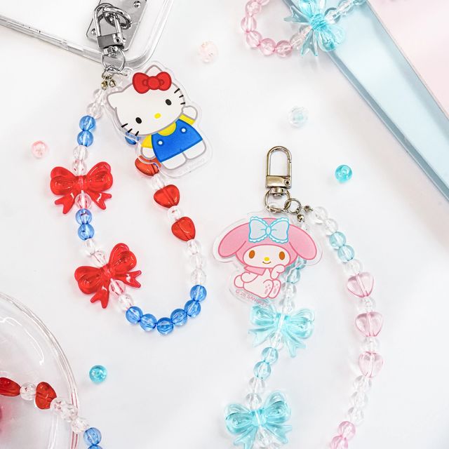 バッグやスマホのデコに最適!韓国ダイソーにサンリオの新作ビーズストラップ&キラキラポーチが登場