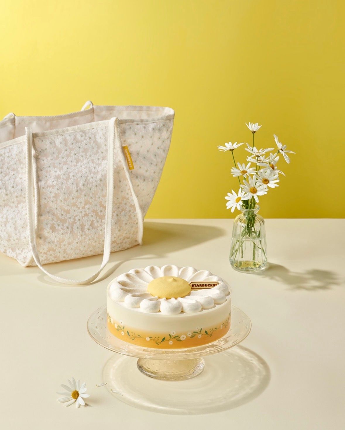 可愛すぎて悶絶！韓国スタバ新作「デイジー柄アイスケーキ」が登場。今だけ限定の“おしゃ見え”レースバッグ特典が豪華すぎる！