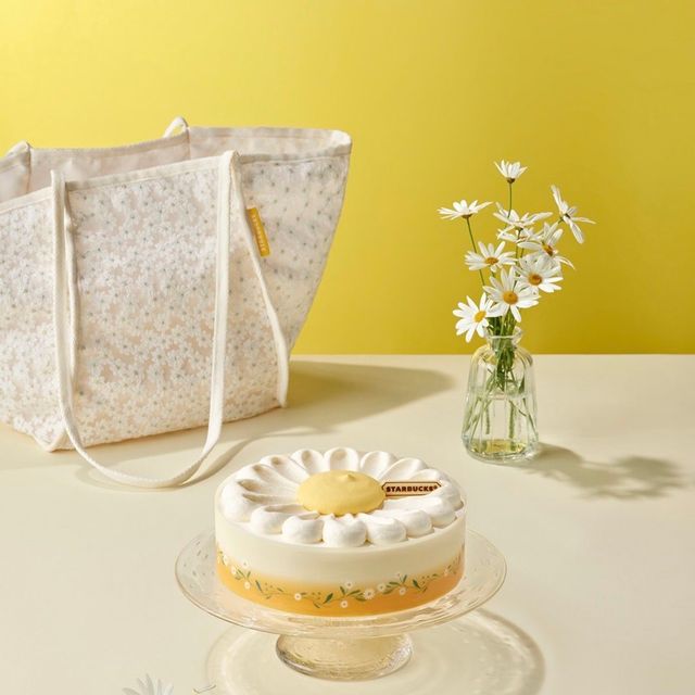 可愛すぎて悶絶!韓国スタバ新作「デイジー柄アイスケーキ」が登場。今だけ限定の“おしゃ見え”レースバッグ特典が豪華すぎる!