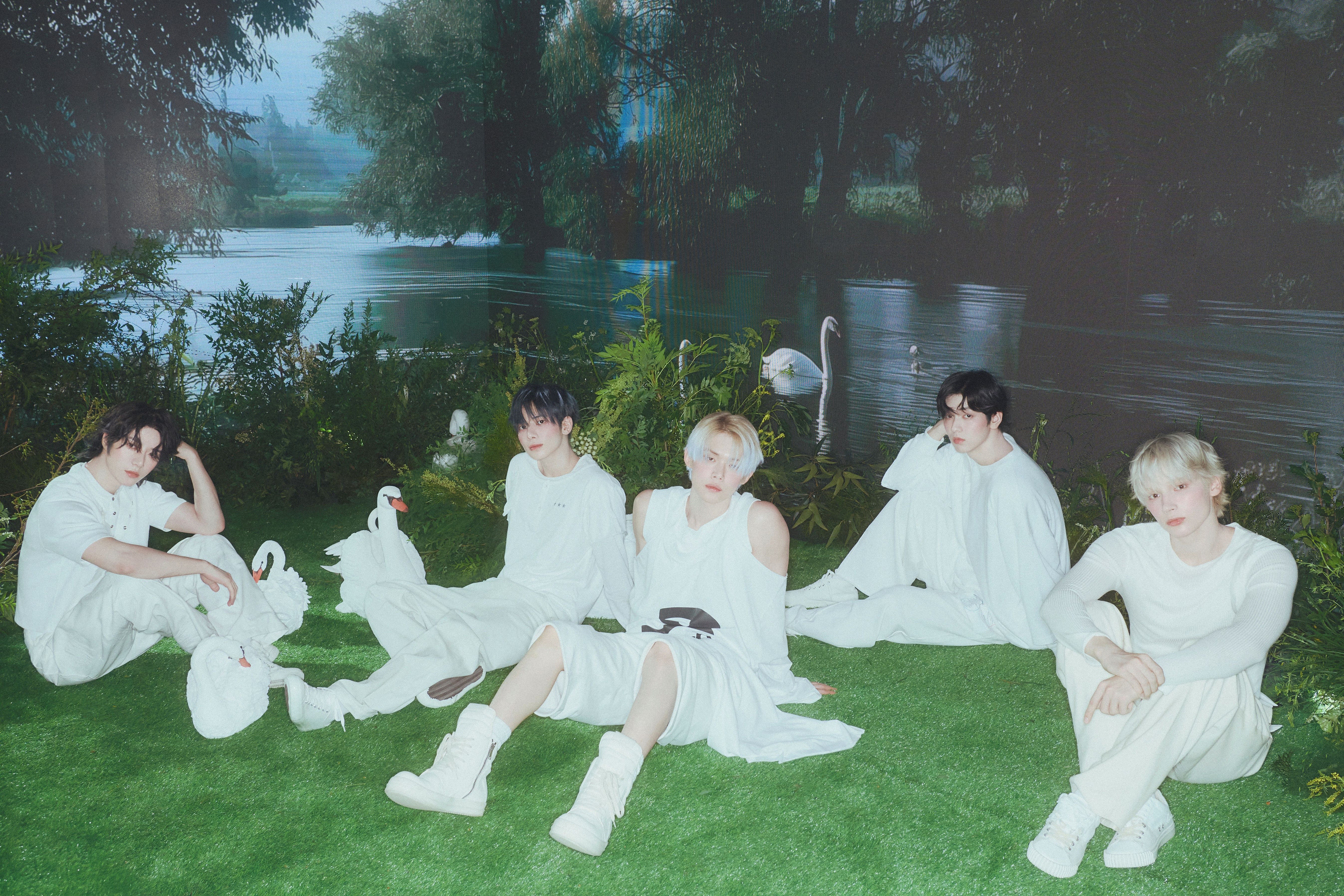 TOMORROW X TOGETHER、日本3rdアルバム『Starkissed』ついにリリース！HYDE提供の新曲含む全12曲収録＆ショーケース開催