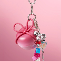 【Medicube×FOREVER CHERRY】可愛すぎる!バッグチャームにもなる「リボンチェリーグラスヘアブラシ」が登場🎀
