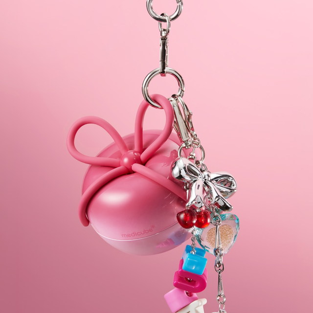 【Medicube×FOREVER CHERRY】可愛すぎる!バッグチャームにもなる「リボンチェリーグラスヘアブラシ」が登場🎀
