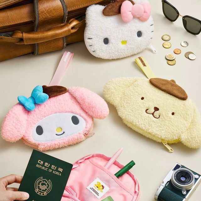 ポムポムプリン30周年記念!韓国ダンキン×サンリオの「ふわふわトラベルウォレット」が渡韓の必需品になりそう♡