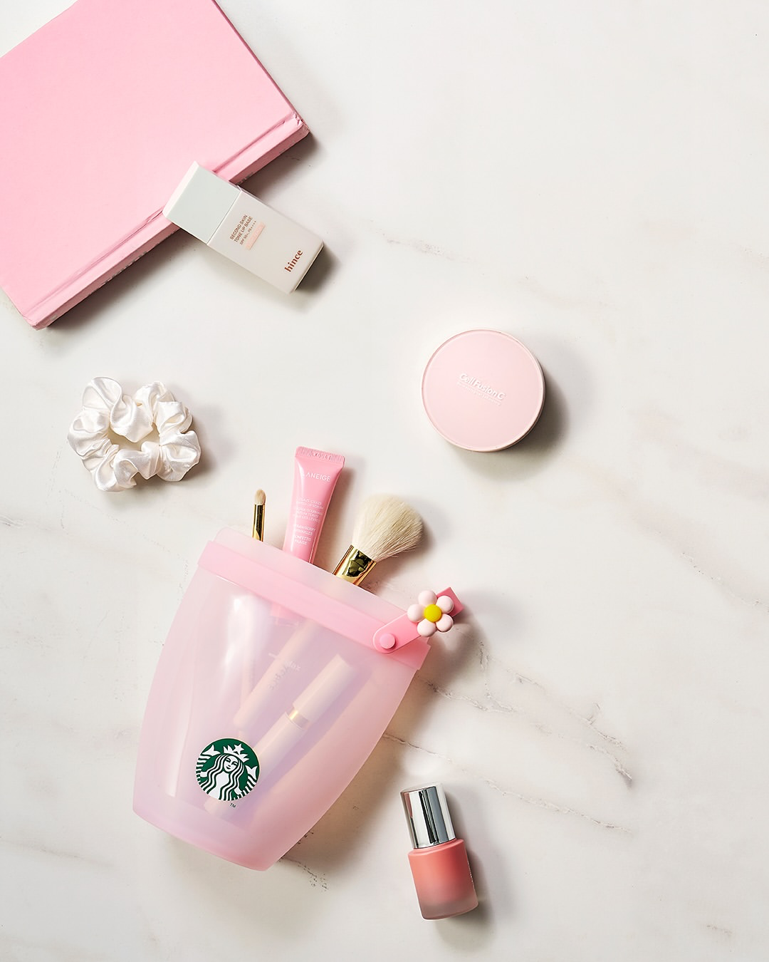 【韓国スタバ】2026年春の新作！お花チャームが可愛すぎる「シリコンフードバッグ」がセットでお得に登場